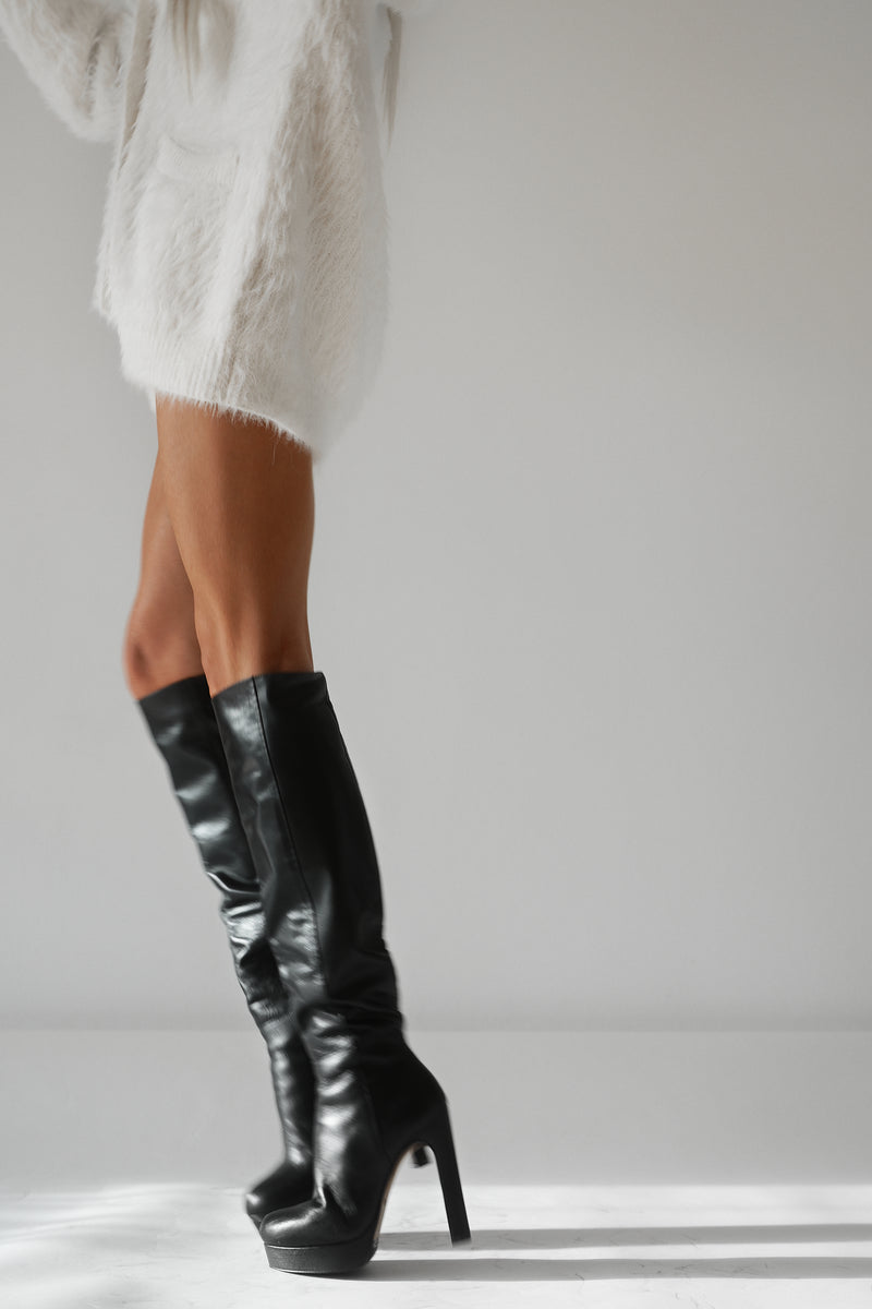 BLACK BOOTS