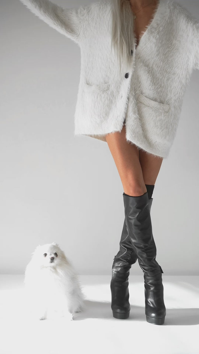 BLACK BOOTS