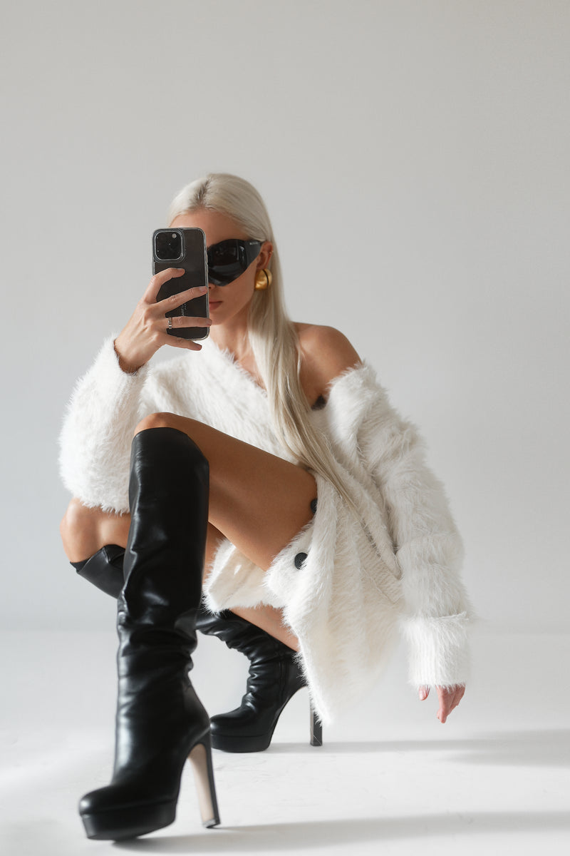 BLACK BOOTS